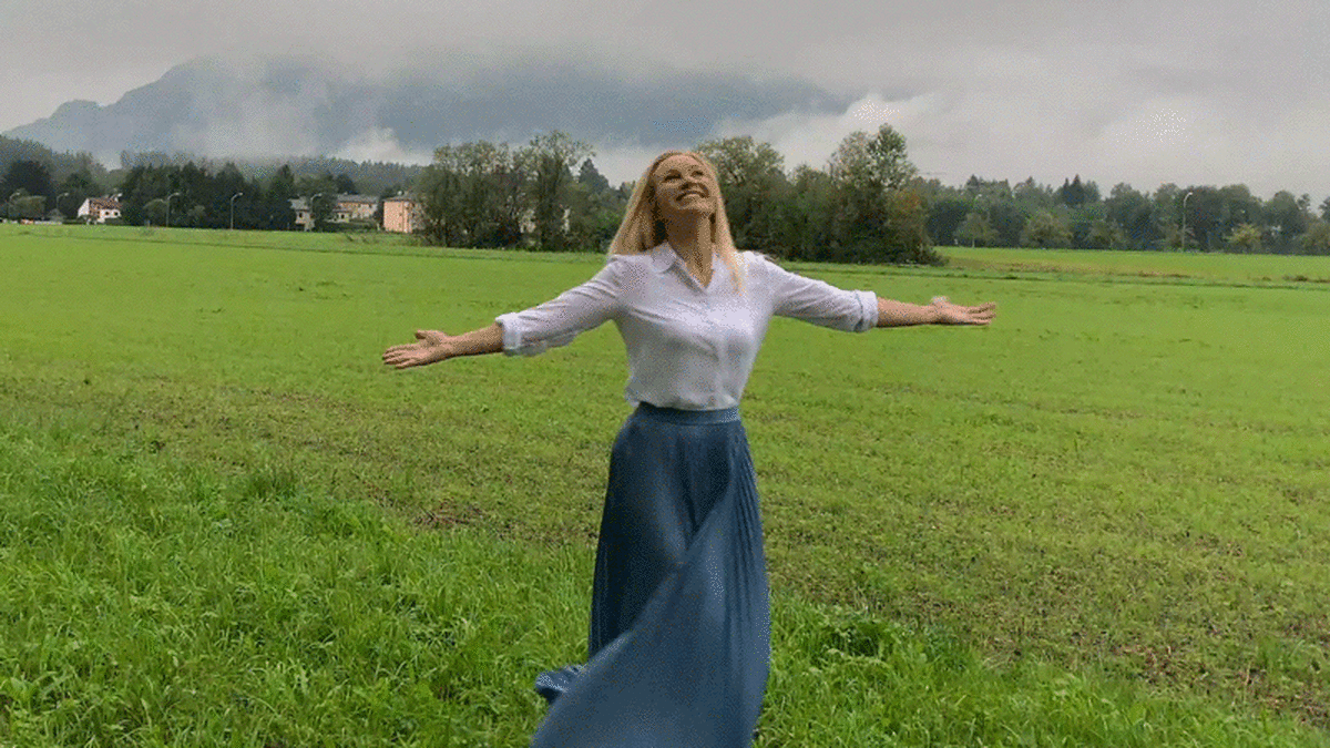 sarah spinning in the hills